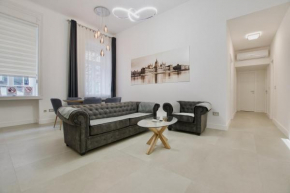 Premium Apartment by Hi5- Near New York Cafe